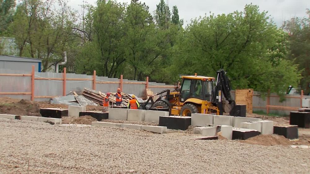«На колонну ставятся металлические столбы, собирается конструкция на которую крепятся сэндвич-панели»