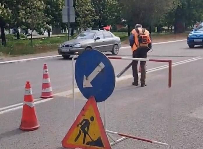 Коммунальные службы проводят работы на территории города