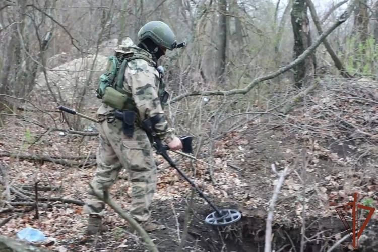 Сотрудники Росгвардии обнаружили более 70 кг взрывчатого вещества, найденного в тайнике вблизи одного из населенных пунктов в ЛНР