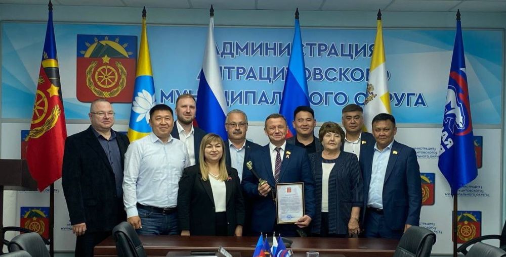 Сергей Саенко: Вместе с председателем Совета Антрацитовского округа Викторией Сошиной встретился с нашими друзьями из Республики Калмыкия