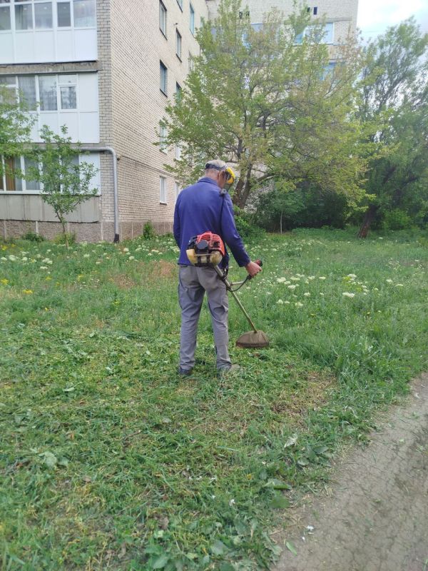 Коммунальные будни. ООО "КОМ-СЕРВИС" ведет работы: по покосу травы на придомовой территории многоквартирного дома № № 6, квартал Гагарина; по текущему ремонту козырька входной группы подъезда № 3 многоквартирного дома № 5...