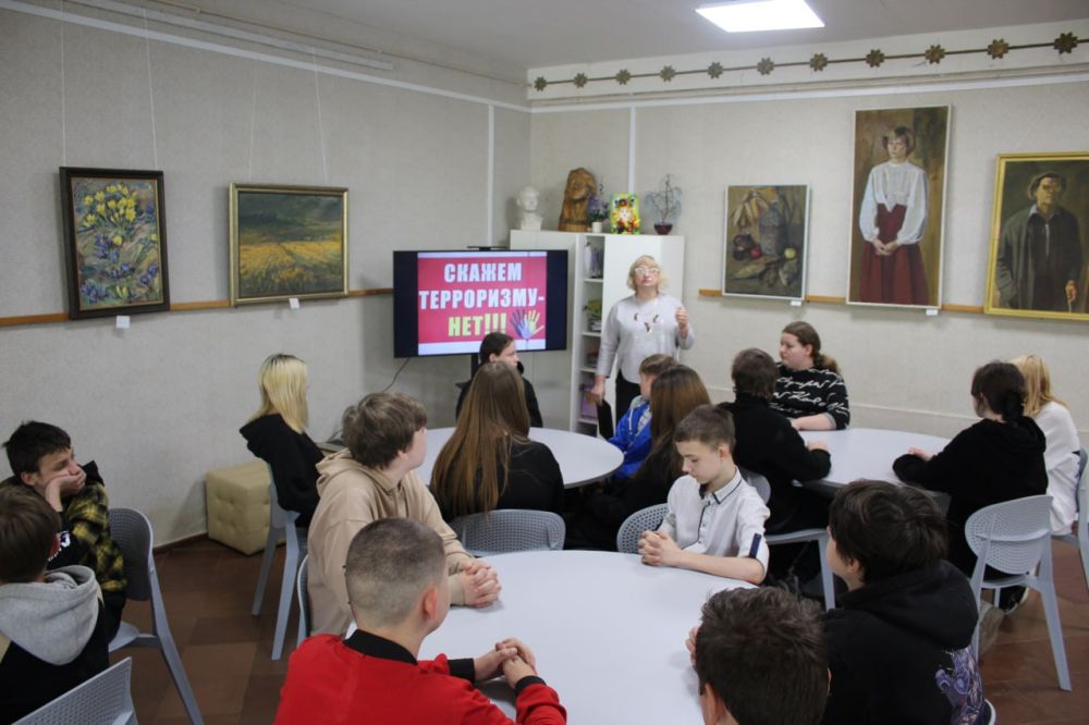 В Кировском историко-художественном музее состоялось мероприятие «Мы говорим террору – НЕТ!», на которое были приглашены учащиеся 7 класса Кировской средней школы №2