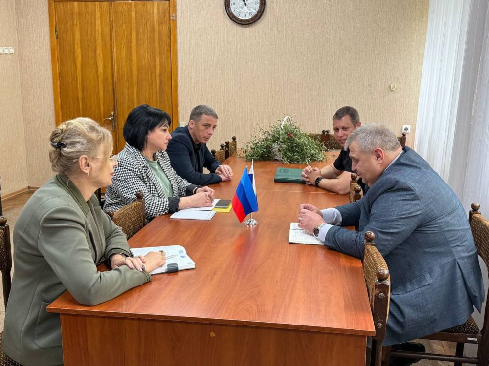 14 мая состоялось запланированное выездное совещание Министра юстиции Андрея Гребенщикова с Главой города Кировск Викторией Сергеевой при участии начальника отдела государственной регистрации, правовой экспертизы нормативных...