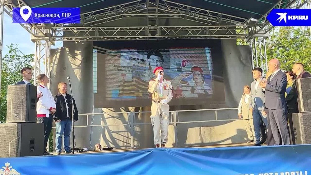 Сочиняет песни и играет на фортепиано: капитан отряда юнармейцев исполнил композицию в стиле рок-рэп после победы в «Зарнице»