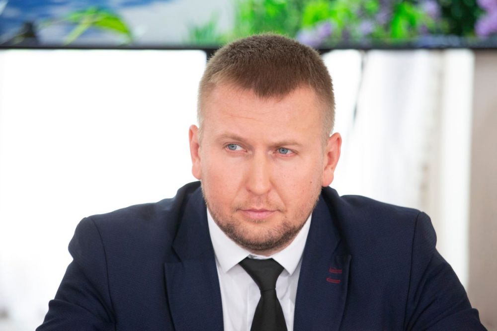 Денис Мирошниченко поздравил Председателя Народного Совета ДНР Константина Кузьмина и жителей республики с Днем Конституции