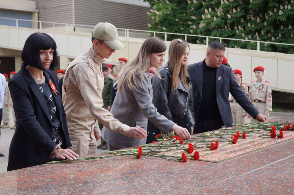 В честь дня Луганской Народной Республики в городе Краснодон прошло торжественное награждение активистов ВВПОД «ЮНАРМИЯ»