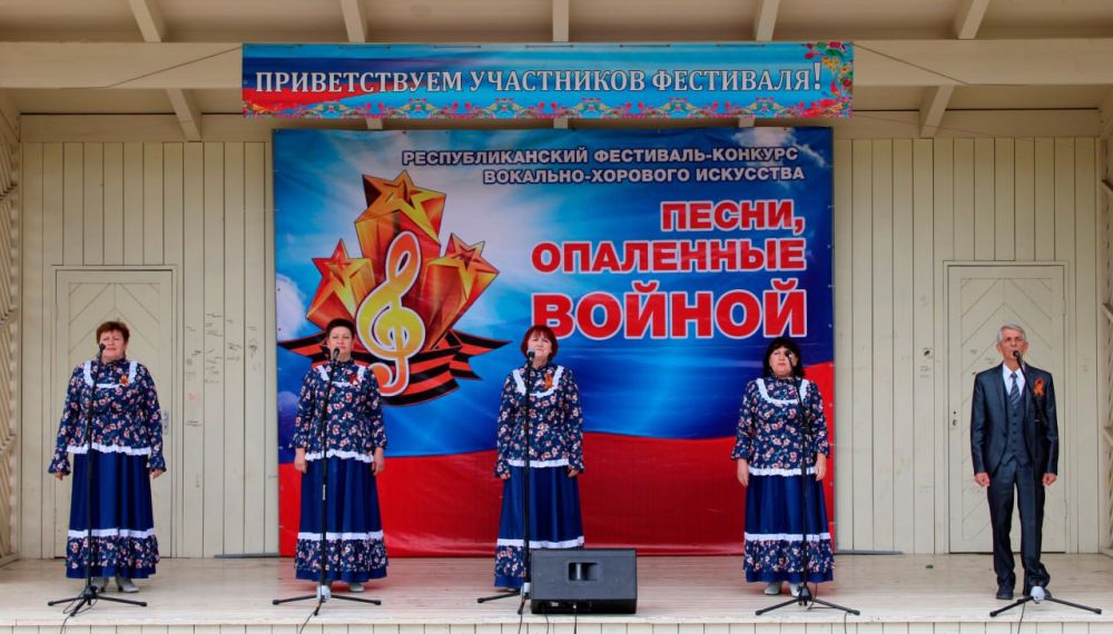 В сквере имени Молодой гвардии Луганска состоялся Республиканский фестиваль вокально-хоровых коллективов «Песни, опаленные войной», приуроченный Дню Луганской Народной Республики, Году защитника Отечества и 80-летию Великой...