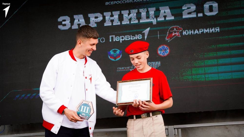 Долгожданные итоги. Знаю, вы ждали, поэтому долго томить не буду Победителем регионального этапа «Зарницы 2.0» в средней возрастной категории стал отряд «ЧиС» (Ясеновская гимназия им. Ю.В. Стеценко) 2 место – отряд «Кометы»...