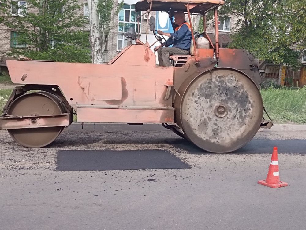 Коммунальные будни. Сегодня, в рамках заключённого контракта с подрядной организацией по благоустройству территорий муниципального образования, работниками ООО «Дорснаб» выполняются работы по ямочному ремонту дорожного...