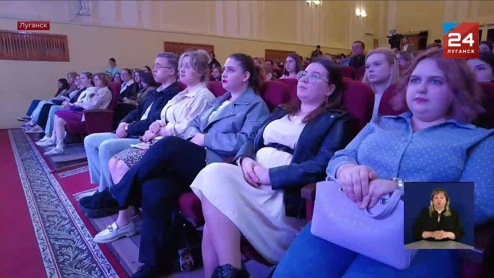 Заслуженный деятель искусств России Михаил Брызгалов представил лекцию-презентацию «Этот день мы приближали» студентам колледжа и Академии культуры имени Матусовского