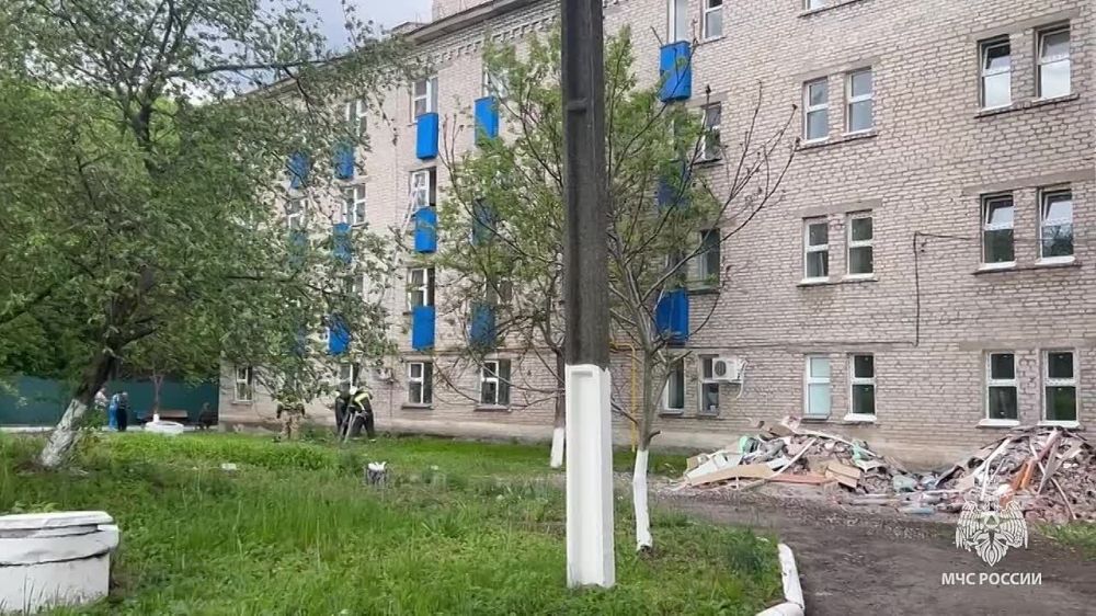 В Ровеньках на пожаре спасатели МЧС России эвакуировали 64 человека