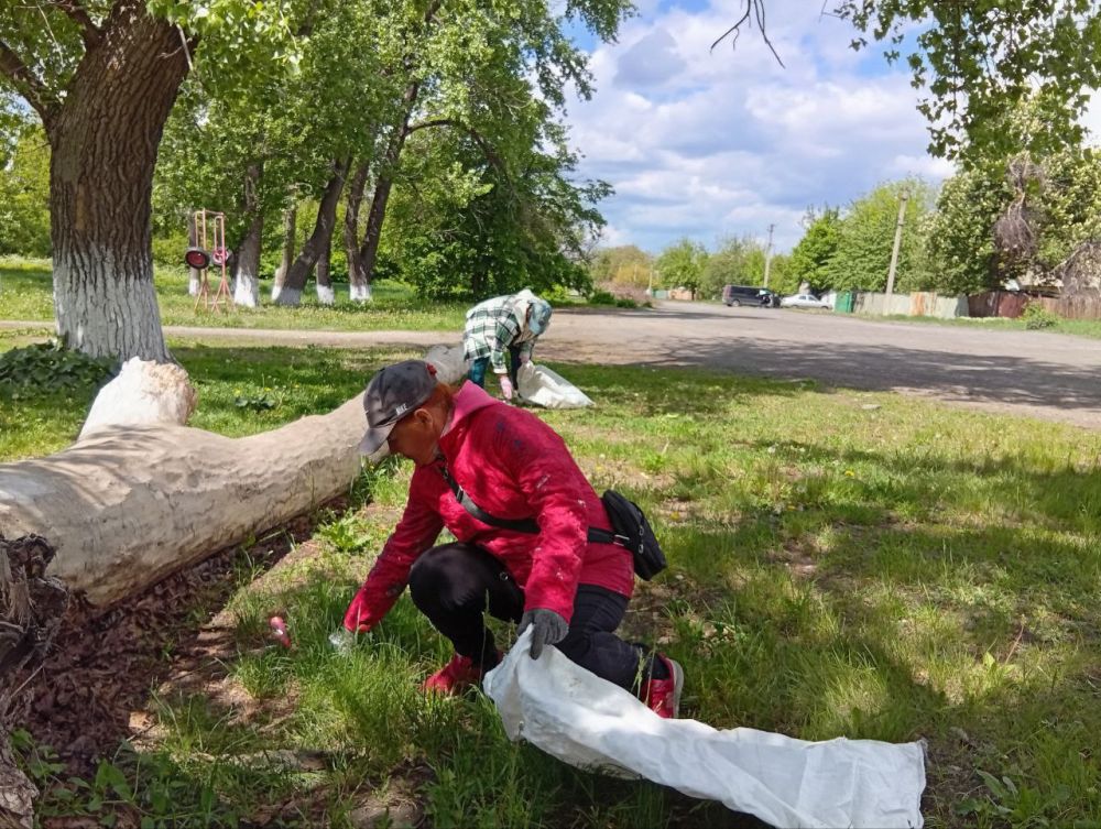 В пгт Новодарьевка продолжаются работы по благоустройству территории
