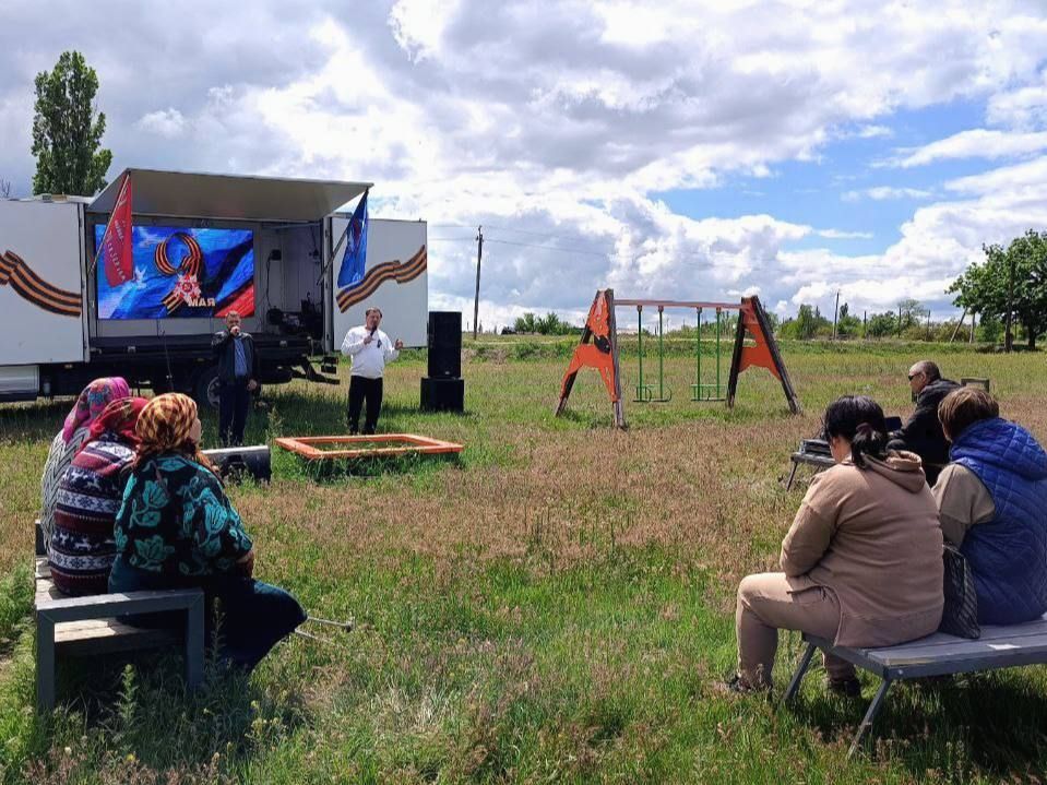 Сергей Колягин: По многочисленным просьбам жителей села Троицкое солисты городского центра культуры и досуга «Заря» выступили и в данном населенном пункте