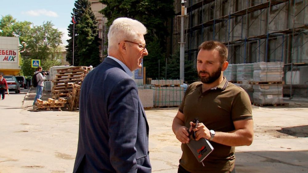 Специалисты тюменской компании «Артстрой» практически завершили первый и приступили ко второму этапу штукатурных работ фасада здания ДК им. «Молодой Гвардии» г. Краснодона