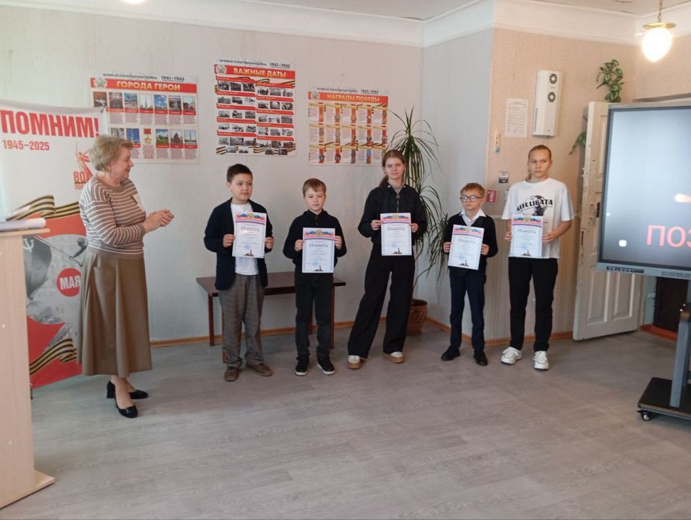 В преддверии Международного дня семьи в Ровеньковском детском центре научно-технического творчества состоялось подведение итогов городского конкурса рисунков «Семья и право»