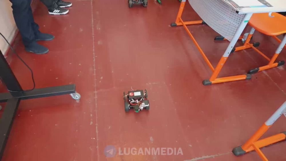 Краснолучская гимназия № 1 имени Л. Литвяк готовит юных робототехников