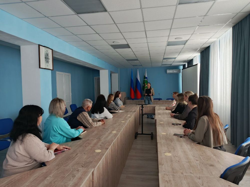 14.05.2025 начальник управления экономики Администрации Марина Кишенко провела семинар по финансовой грамотности на тему: «Можно ли инвестировать с маленькой суммой?»