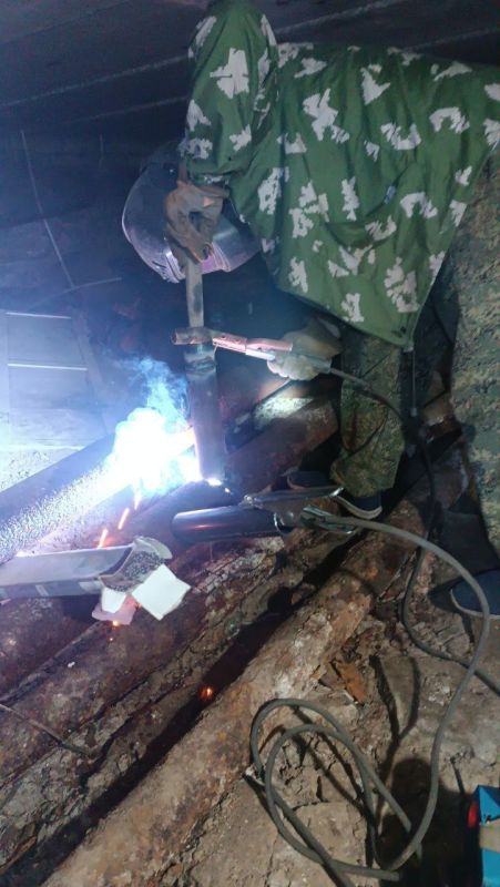 Коммунальные будни. Работники МУП "РЖКП" г. Ровеньки ведут работы по покосу травы на придомовых территориях многоквартирных домов № № 80, 84, ул. Фрунзе