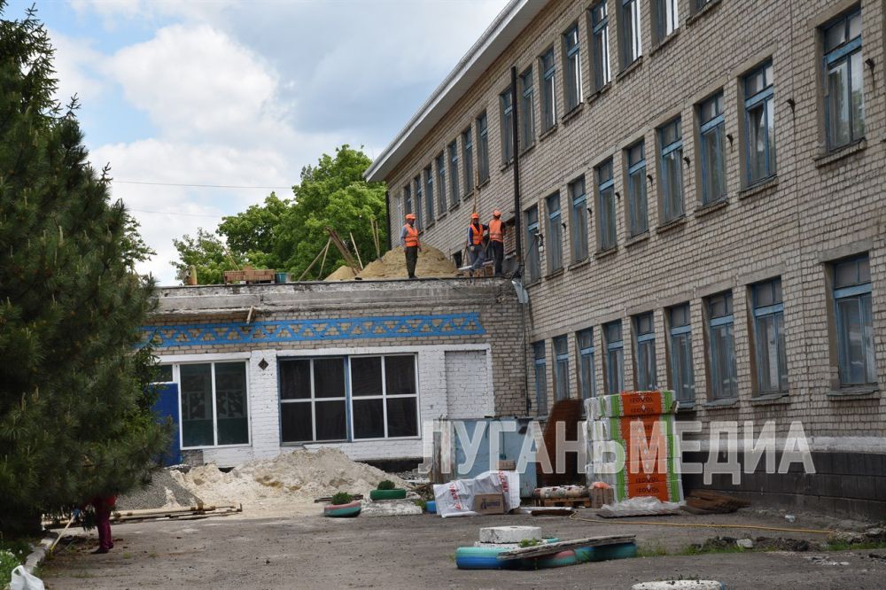 В Антраците продолжается капитальный ремонт средней школы №3