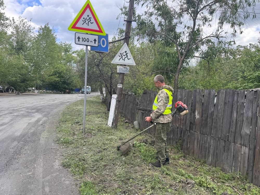 Работниками МУП «ЖЭК» города Ровеньки и отдела жизнеобеспечения пгт Дзержинский производится покос травы на таких территориях: