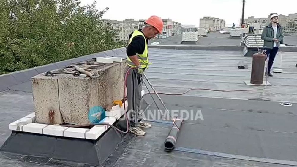 Красноярские строители продолжают ремонтировать кровли многоэтажных жилых домов в Свердловске