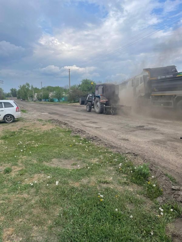 В рамках шефской помощи ЛНР Воронежская область ремонтирует автомобильные дороги в Новопсковском округе