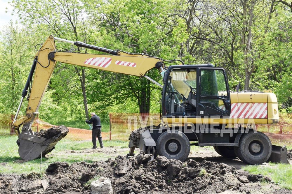 В рамках федерального проекта «Формирование комфортной городской среды» на территории парковой зоны микрорайонов в Красном Луче продолжаются ремонтные работы