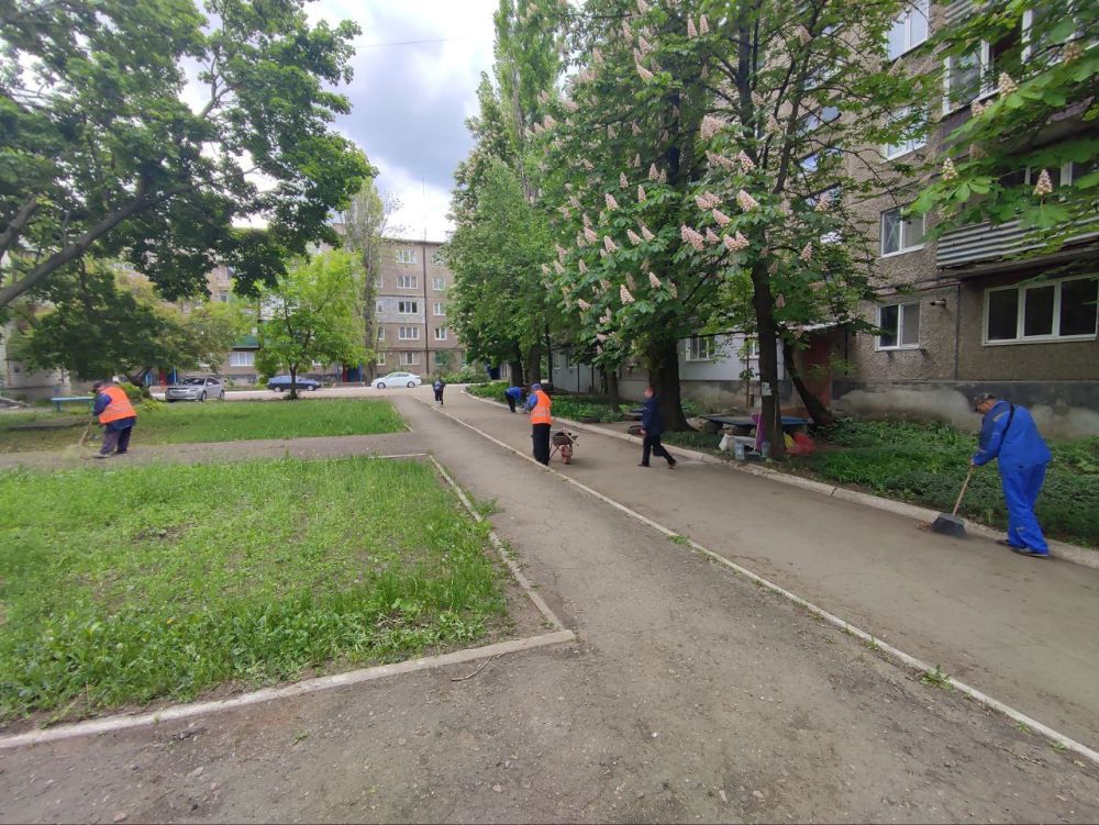 Работа по благоустройству города продолжается