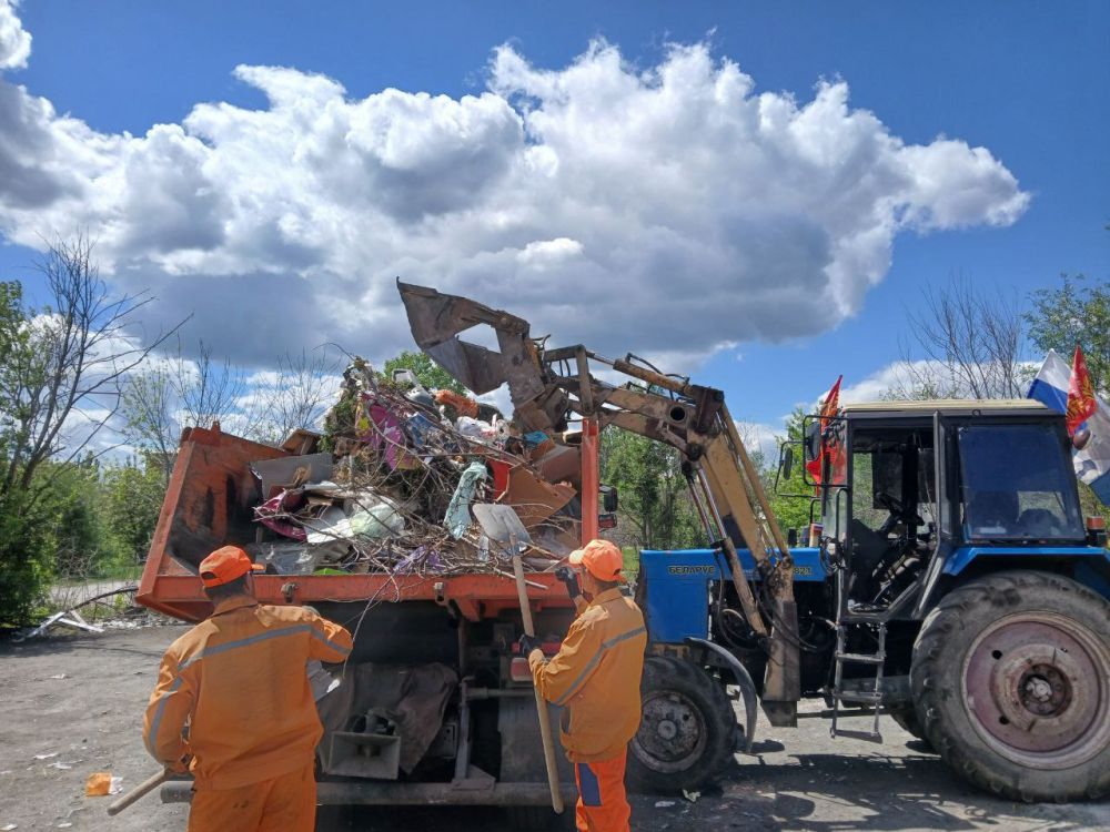 Коммунальщики продолжают работы по уборке и вывозу мусора в городе
