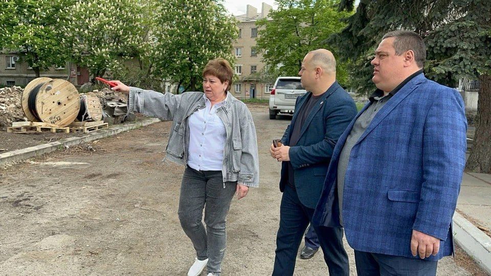 В Ровеньках благоустраивают две аллеи по нацпроекту