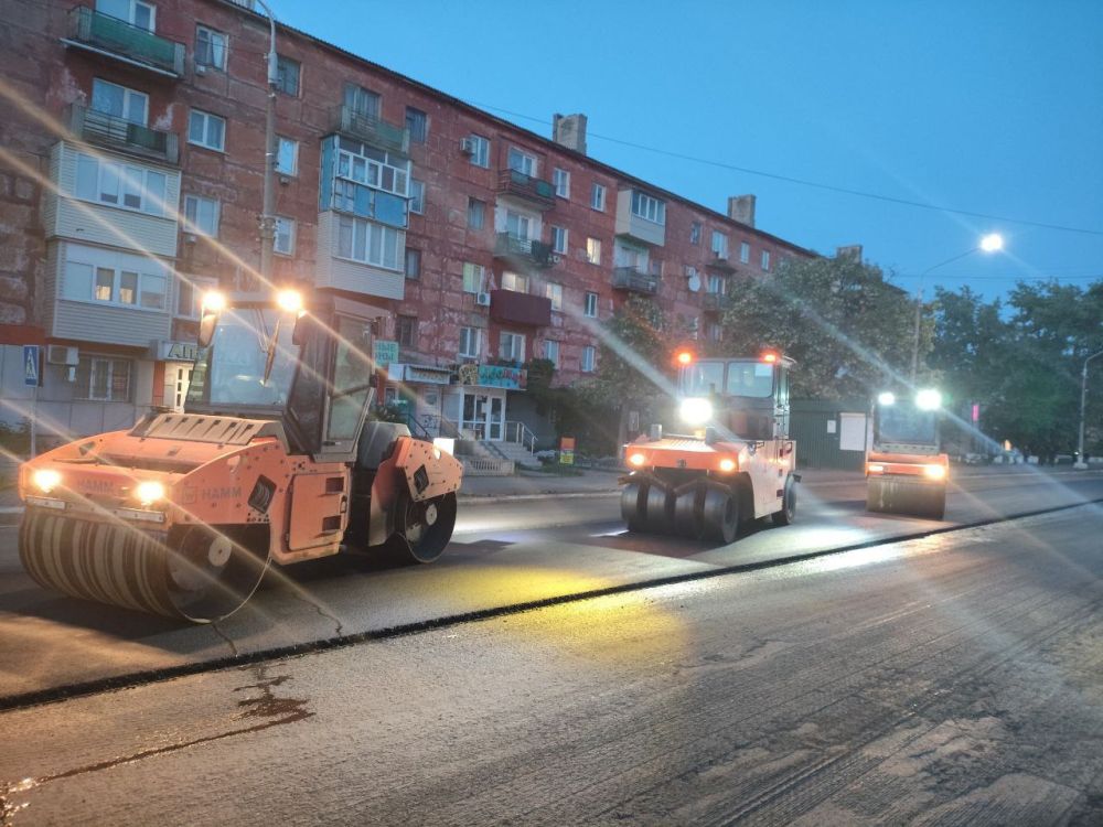 Представители подрядной организации шефа-региона продолжают укладку асфальта на улице Борисова