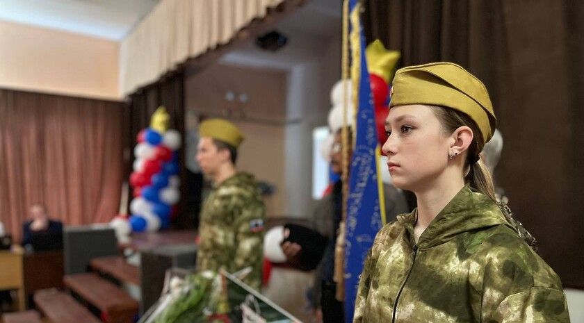 «Парта Героя» в честь защитника ЛНР Родиона Граф-Сафонова открылась в школе поселка Петровка