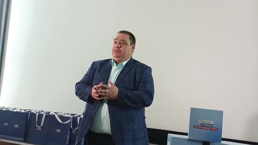 В городе Ровеньки прошло мероприятие, на котором молодёжь города и советники директоров по воспитанию встретились с менеджером проектного офиса АНО «Россия — страна возможностей» Даниилом Калитвенцевым