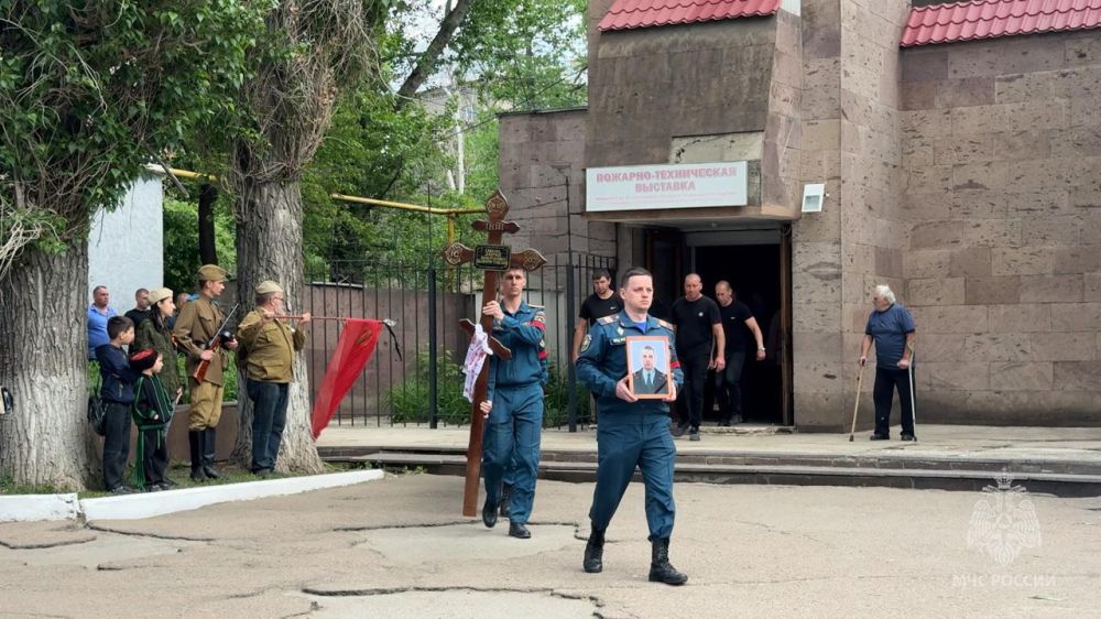 Церемония прощания с погибшими в результате атаки беспилотника ВСУ сотрудниками МЧС Михаилом Пронько и Дмитрием Савенко состоялась в Луганске, сообщила пресс-служба МЧС России по ЛНР