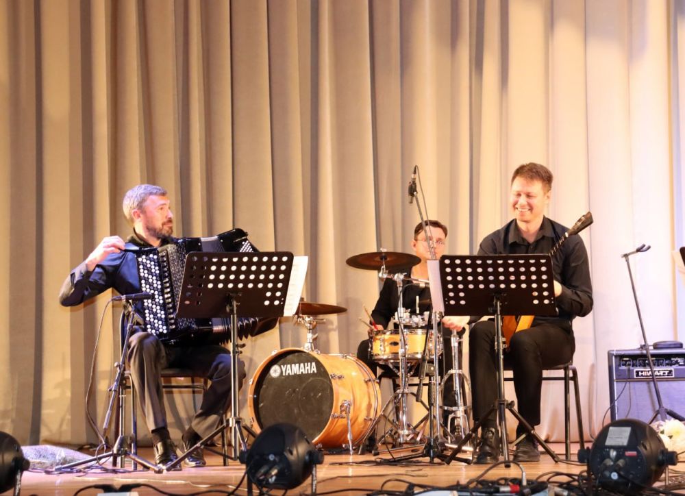 На сцене Дворца культуры им. Ленина состоялось выступление инструментальной группы вокально-хореографического ансамбля «Слобода» Государственного бюджетного учреждения культуры Ставропольского края «Ставропольская...