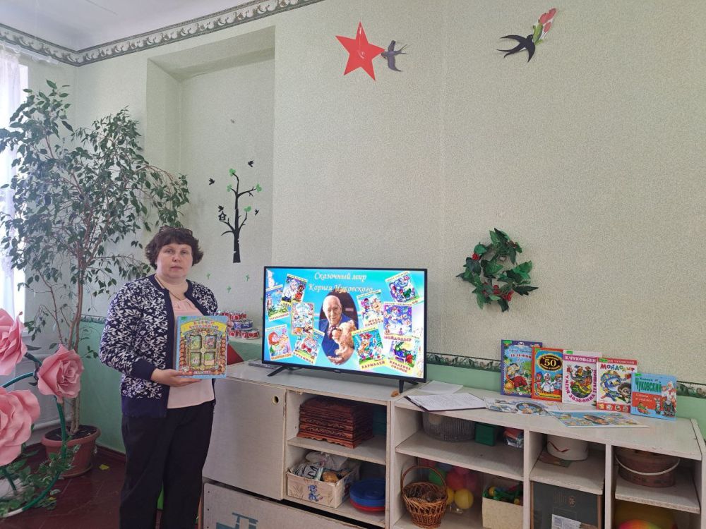 Нам жалко дедушку Корнея:. В сравненье с нами он отстал