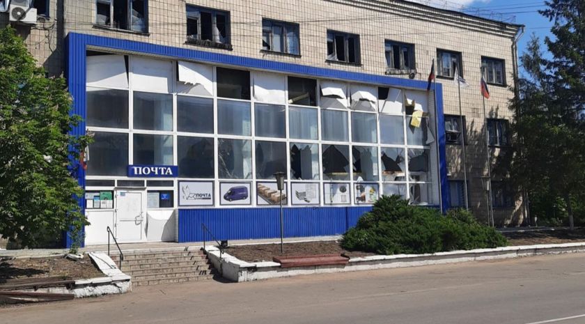 Недавно отремонтированное здание МФЦ в Старобельске пострадало из-за атаки дрона ВСУ