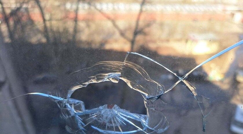 Беспилотник ВСУ атаковал школу в пригороде Лисичанска, здание повреждено