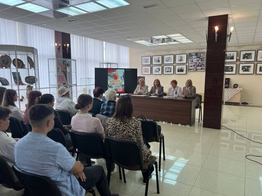 В рамках реализации партийного проекта Женское движение Единой России на базе Краснодонского ордена Дружбы народов музея «Молодая гвардия» состоялось очередное заседание в женском клубе «Мастерская успеха»