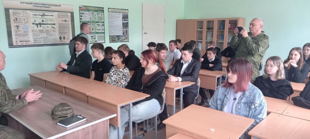 14 мая состоялась встреча военного комиссара муниципалитета города Лисичанска полковника Сергея Воронкина и его сослуживцев с учащимися 9-х классов ГБОУ ЛНР «ЛСШ» №27