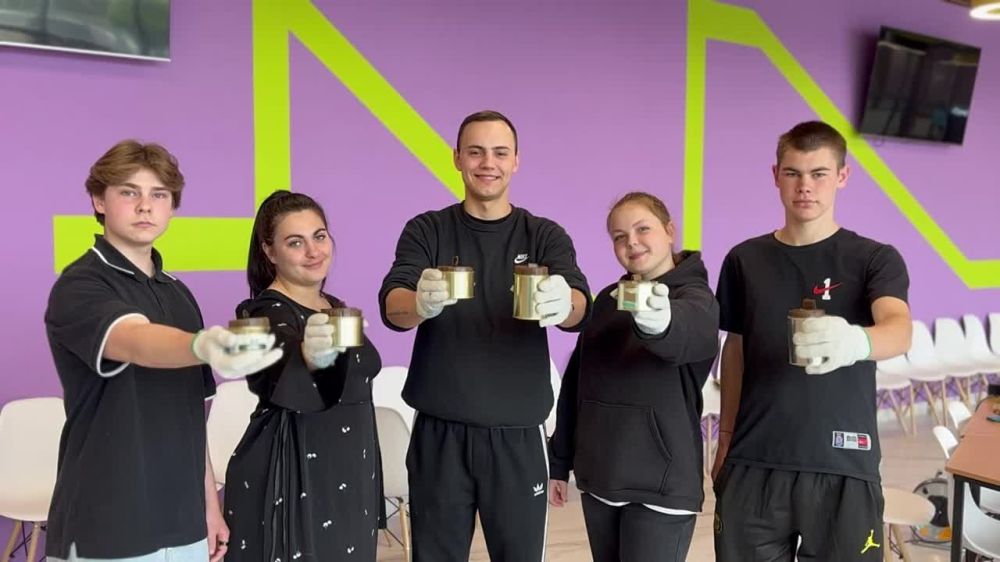 В Доме молодёжи активисты Луганского штаба #МЫВМЕСТЕ сделали окопные свечи, которые согреют наших бойцов вдали от дома