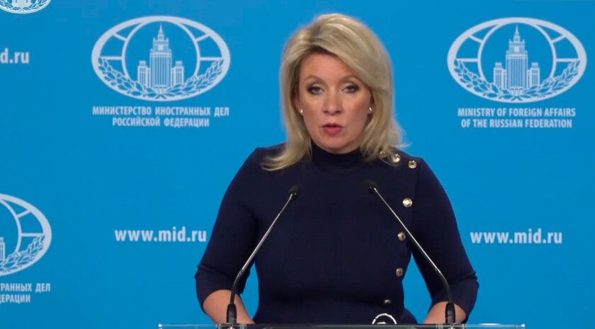 Захарова назвала Зеленского бутафорным клоуном и неудачником