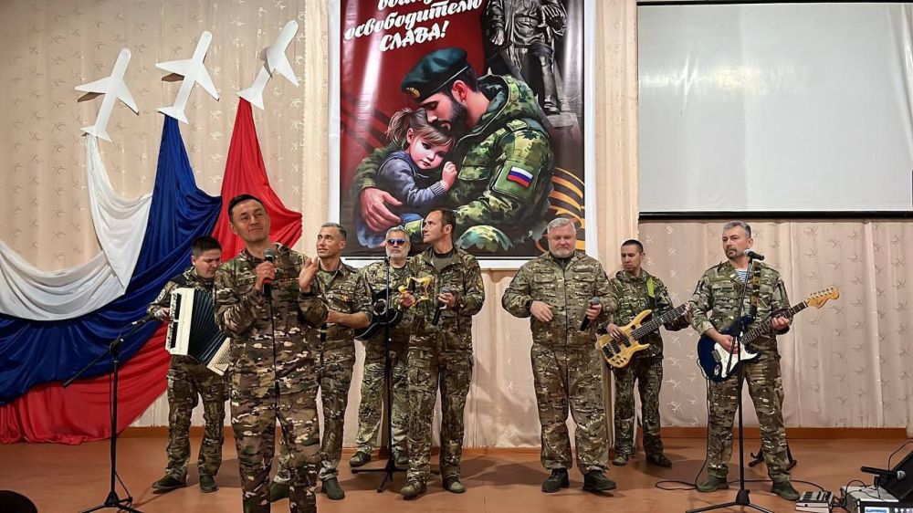 15 мая 2025 года Краснолучскую гимназию № 1 имени Л. Литвяк с концертом посетила фронтовая творческая бригада ансамбля песни и пляски ЮВО МО РФ "Рубиновая звезда"