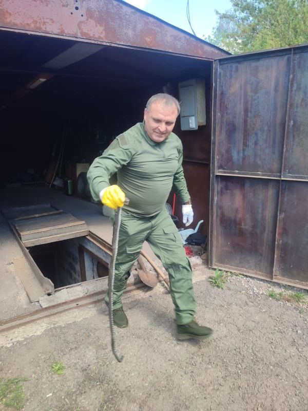 Андрей Рубанцов: В Администрацию городского округа город Ровеньки поступило обращение жителя города, проживающего на квартале Гагарина, по вопросу оказания помощи в отлове змеи, обнаруженной в подвале гаража