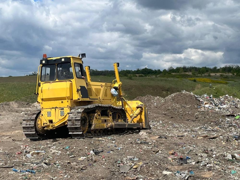 Ивановский бульдозер помогает поддерживать работу полигона ТКО в Марковском округе