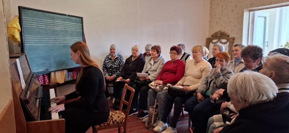 15 мая в ГУ ДО ЛНР «Краснолучский дворец творчества детей и юношества» для слушателей Университета третьего возраста при ГБУ ЛНР «Краснолучский КЦСОН» был проведен мастер – класс по вокалу преподавателем Алисой Солодковой