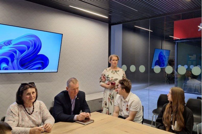 В Молодежном центре «Свердловск» прошло мероприятие, направленное на знакомство старшеклассников с юридическими профессиями — адвокатурой и юриспруденцией