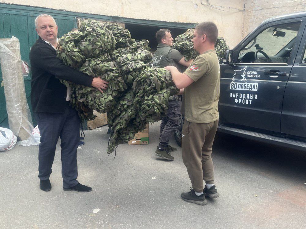 Волонтеры серебряного возраста передали масксети Народному Фронту