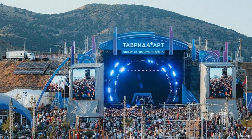 «Звери», Пелагея, «Моя Мишель» и другие известные исполнители станут хедлайнерами фестиваля молодого искусства «Таврида.АРТ», который пройдет с 1 по 3 августа в Крыму