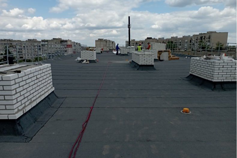 Красноярские строители продолжают ремонтировать кровли многоэтажных жилых домов в Свердловске